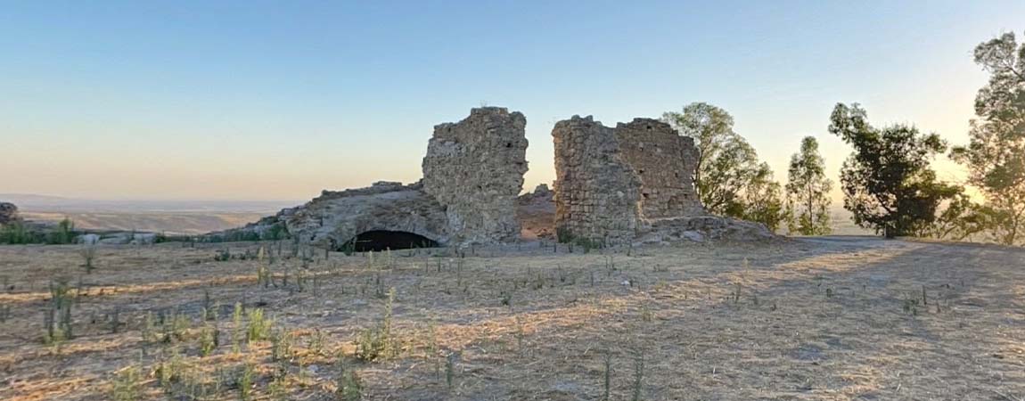 Galerías subterráneas bajo las ruinas de un castillo en Licodia Eubea