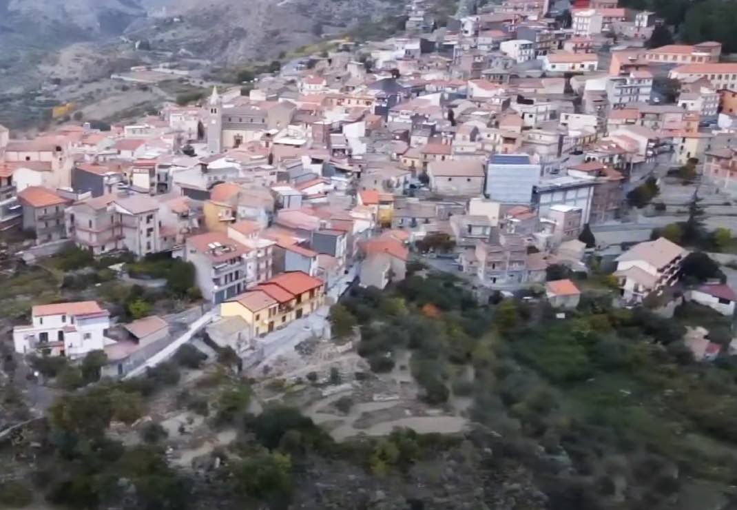 Photo of the town of Roccella Valdemone